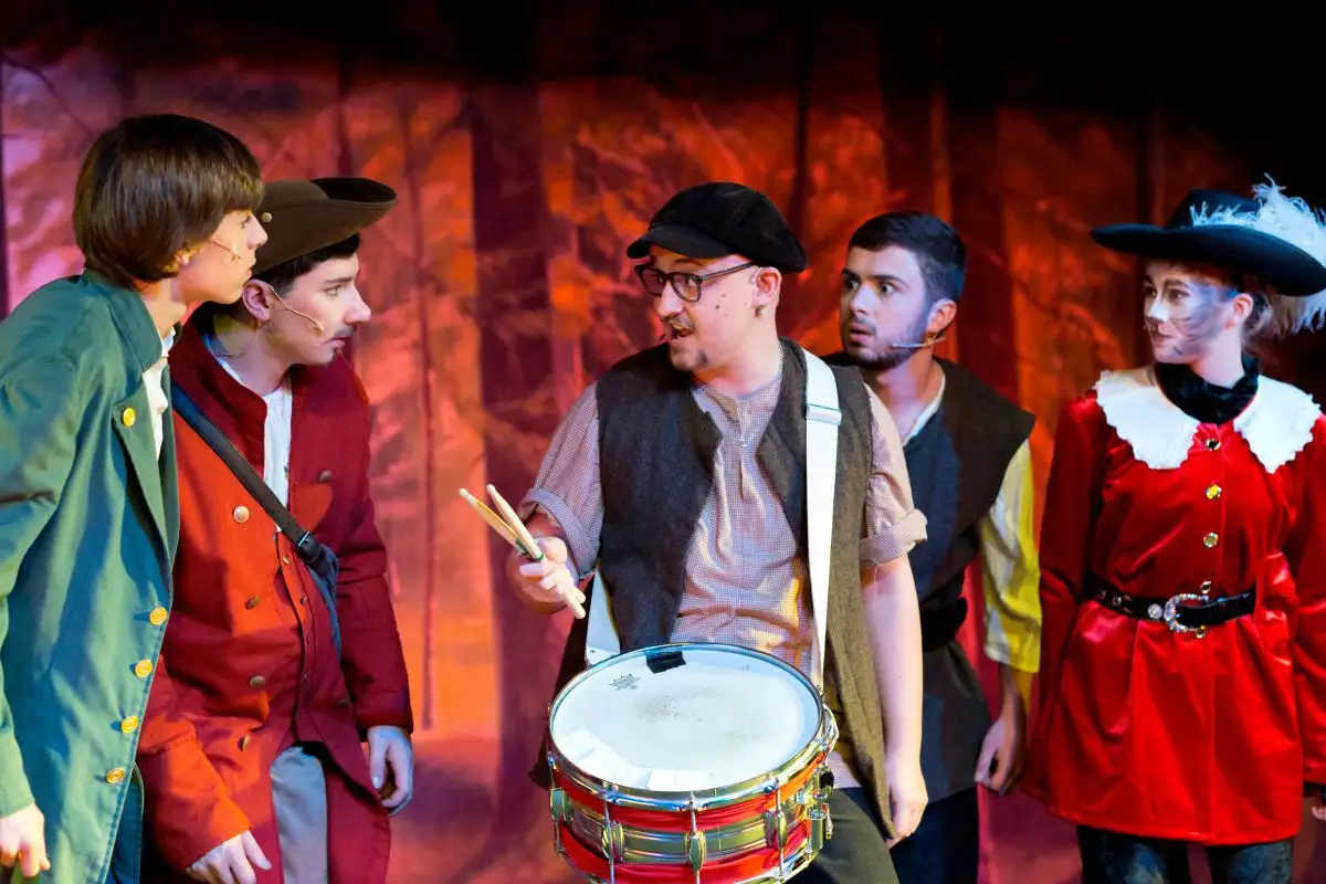 Tom, der Trommler, sucht tapfere Männer für den Kampf gegen Xantadu.